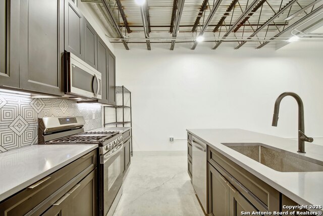 Listing photo id 21 for 215 Coca Cola  217