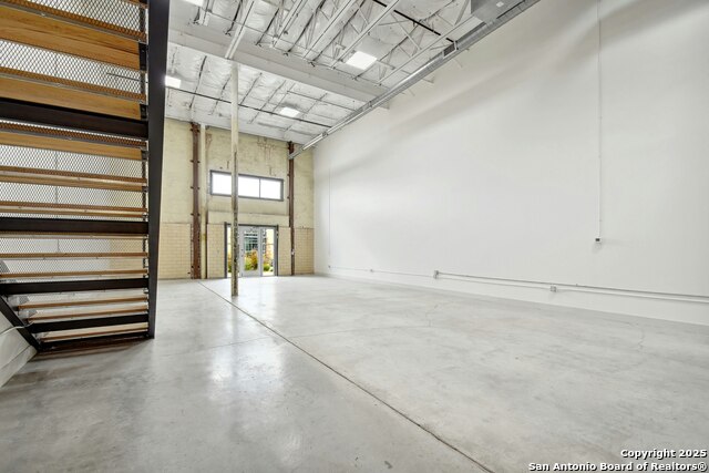 Listing photo id 33 for 215 Coca Cola  217