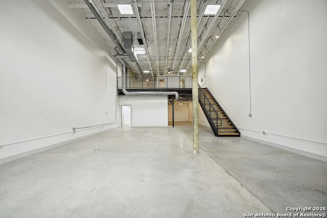 Listing photo id 35 for 215 Coca Cola  217