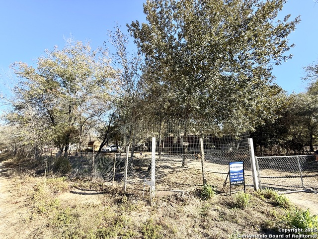 Image 2 of 4 For 1826 Comal Cv