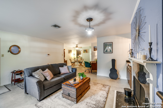 Image 5 of 23 For 7738 Chambers 903