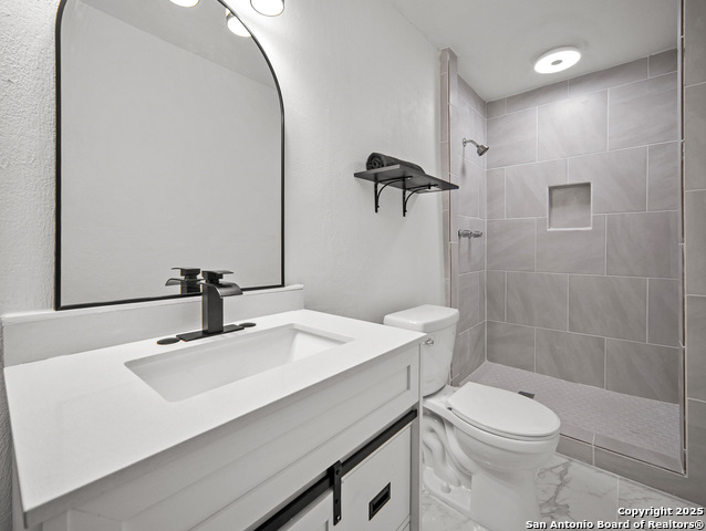 Image 15 of 23 For 707 Chicago  