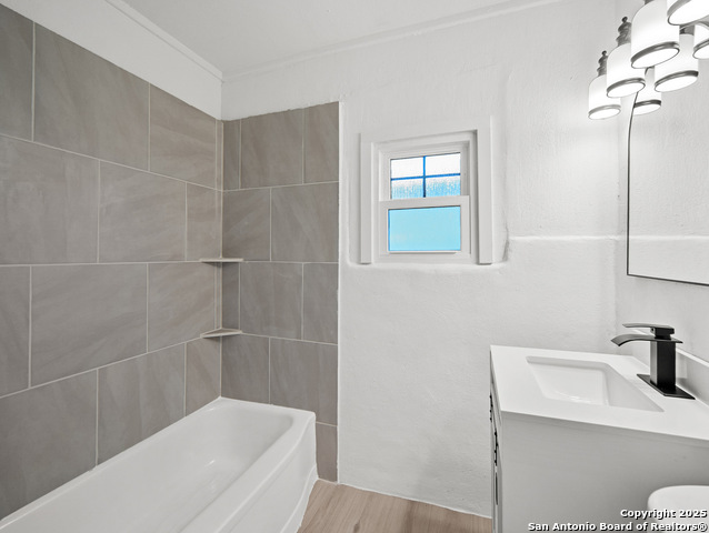 Image 18 of 23 For 707 Chicago  