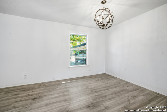 Listing photo id 12 for 7635 Dove  