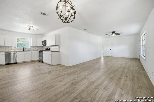 Listing photo id 13 for 7635 Dove  