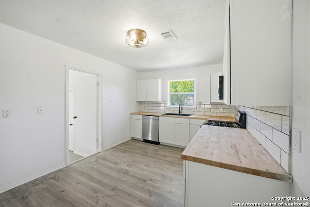 Listing photo id 15 for 7635 Dove  