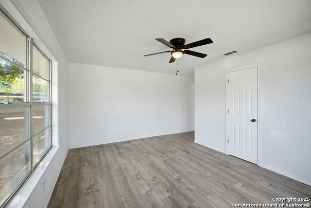 Listing photo id 23 for 7635 Dove  