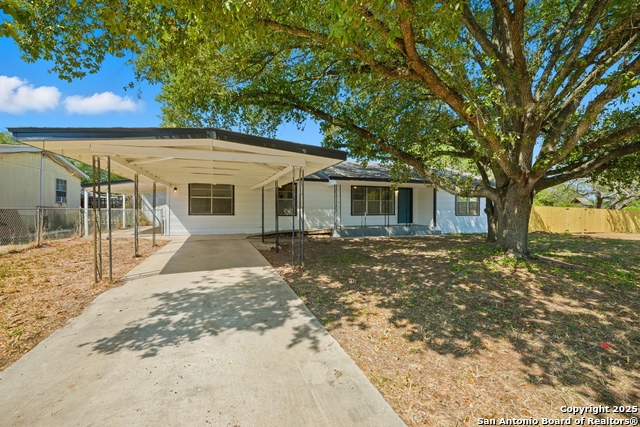 Listing photo id 1 for 7635 Dove  