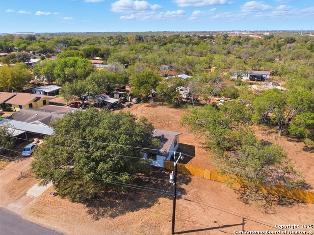 Listing photo id 3 for 7635 Dove  