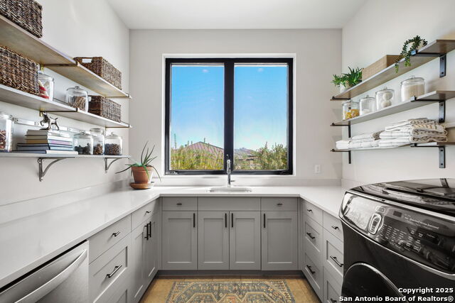 Listing photo id 71 for 10415 Kendall Cyn