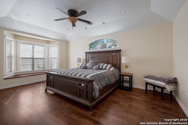 Listing photo id 11 for 8326 Exbourne