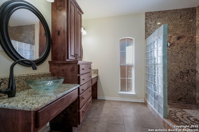 Listing photo id 14 for 8326 Exbourne