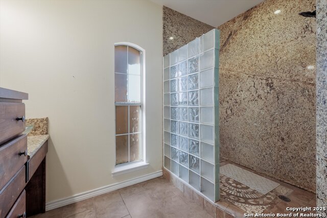 Listing photo id 15 for 8326 Exbourne