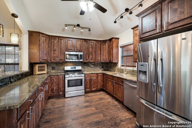 Listing photo id 3 for 8326 Exbourne