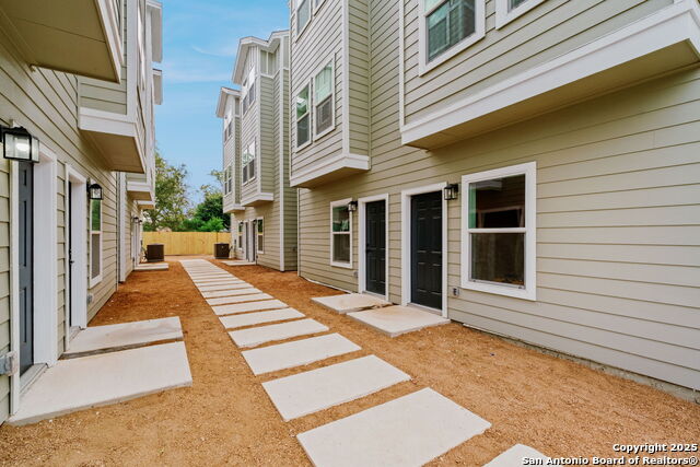 Listing photo id 38 for 1502 Walters S