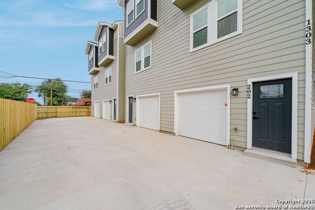 Listing photo id 4 for 1502 Walters S