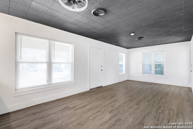 Image 2 of 25 For 542 Williamsburg Place