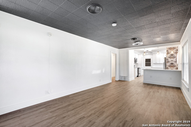 Image 3 of 25 For 542 Williamsburg Place