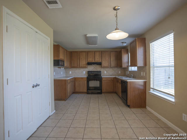 Listing photo id 3 for 3648 Tilden  