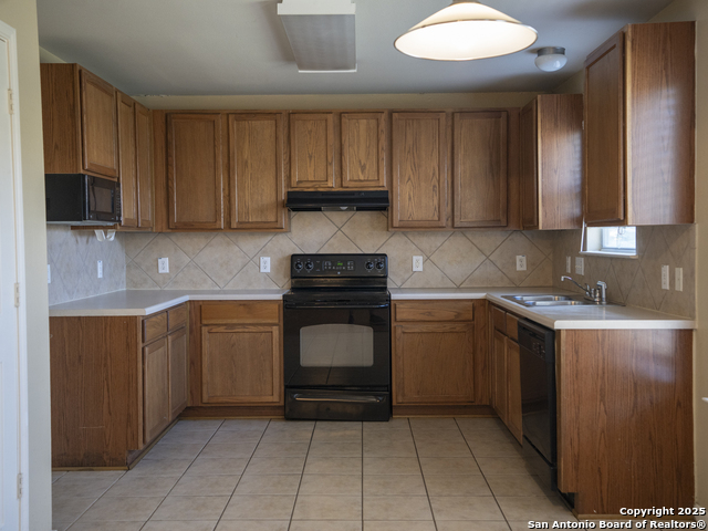 Listing photo id 4 for 3648 Tilden  