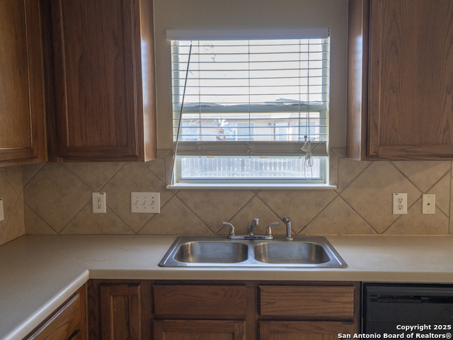 Listing photo id 5 for 3648 Tilden  