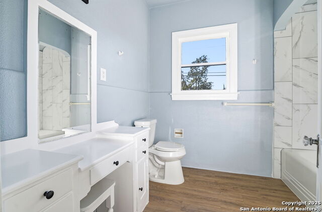 Listing photo id 11 for 438 W Kings Hwy