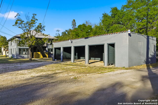 Listing photo id 27 for 438 W Kings Hwy