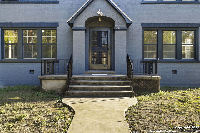 Listing photo id 1 for 438 W Kings Hwy