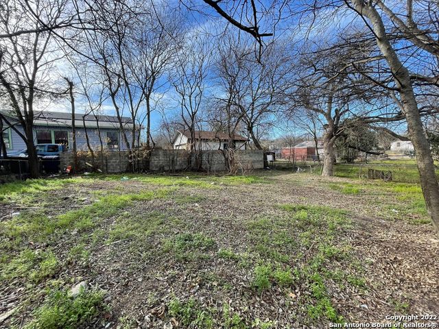 Listing photo id 4 for 215 Grimes  