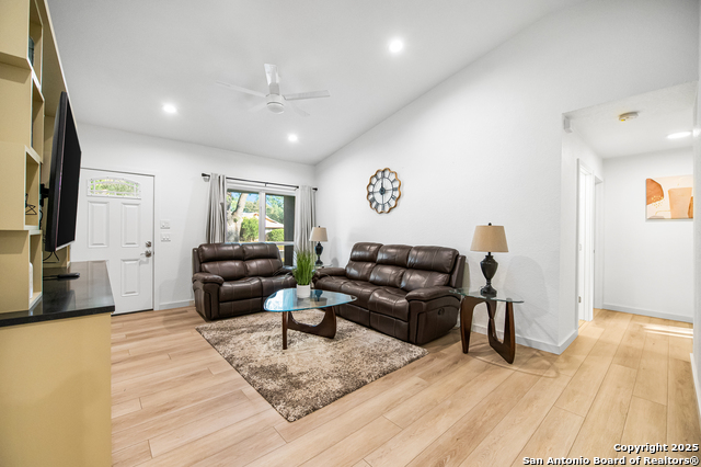 Listing photo id 4 for 12319 La Albada St