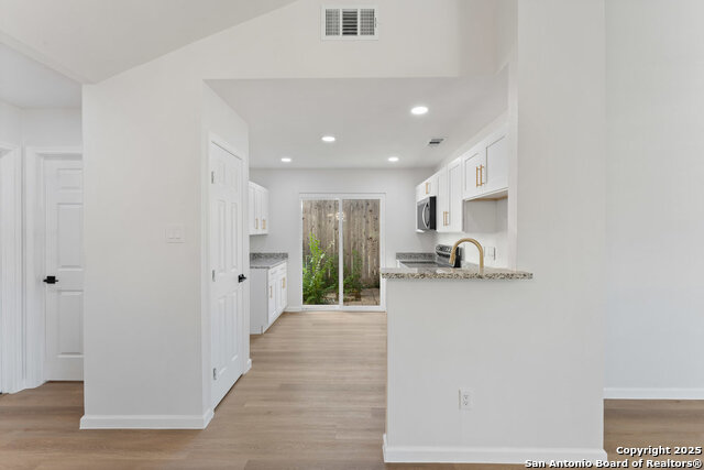 Listing photo id 9 for 9511 Deerbrook