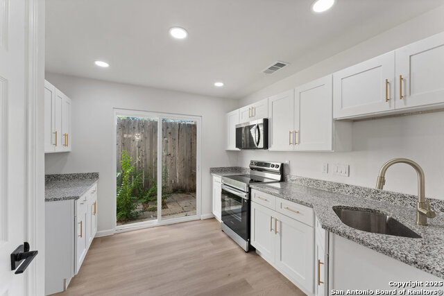 Listing photo id 10 for 9511 Deerbrook