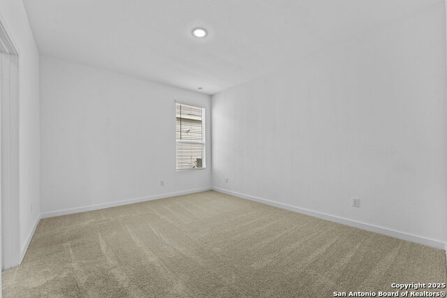 Listing photo id 8 for 736 Horsetail Ln