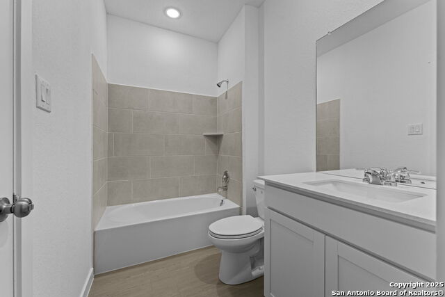 Listing photo id 10 for 736 Horsetail Ln