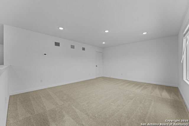 Listing photo id 11 for 736 Horsetail Ln