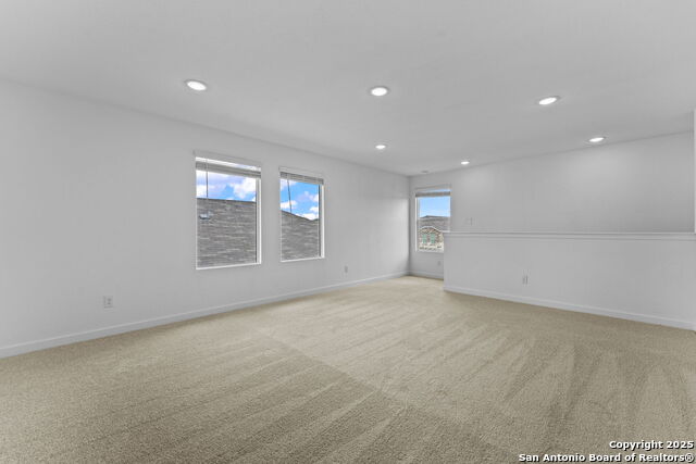 Listing photo id 12 for 736 Horsetail Ln