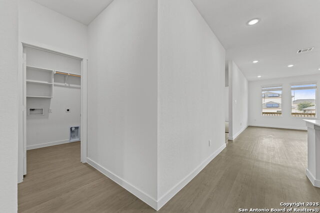 Listing photo id 13 for 736 Horsetail Ln