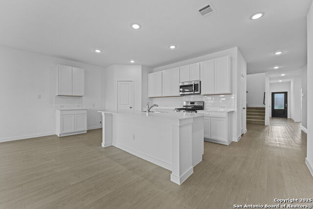 Listing photo id 14 for 736 Horsetail Ln