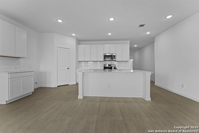 Listing photo id 15 for 736 Horsetail Ln