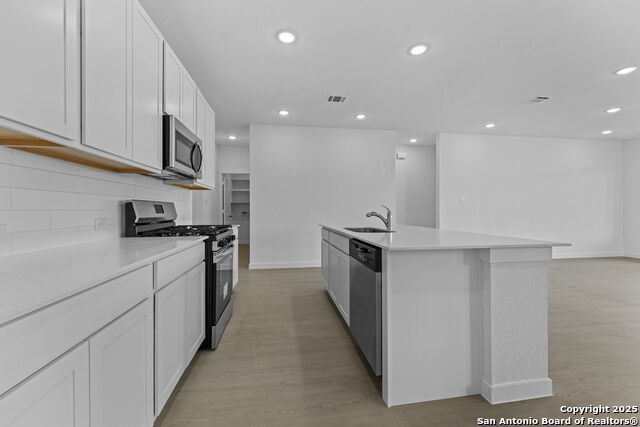 Listing photo id 16 for 736 Horsetail Ln