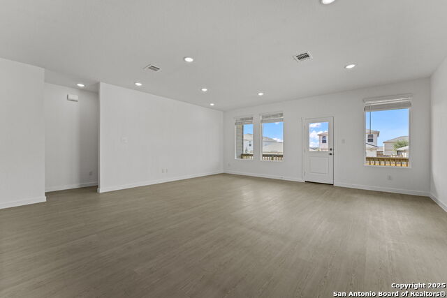 Listing photo id 17 for 736 Horsetail Ln