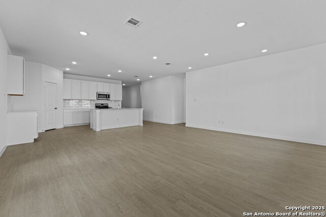 Listing photo id 18 for 736 Horsetail Ln