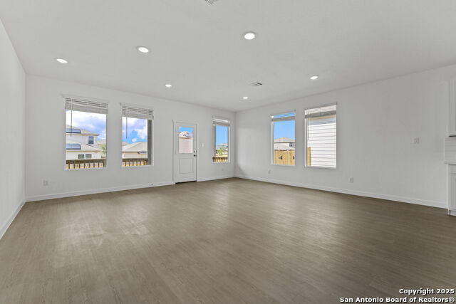 Listing photo id 20 for 736 Horsetail Ln