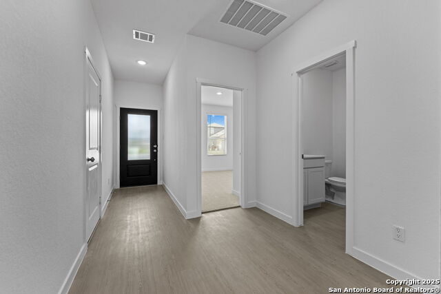 Listing photo id 3 for 736 Horsetail Ln