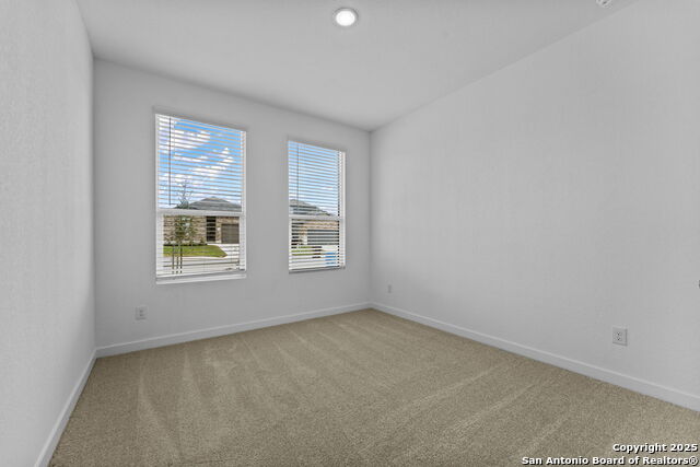 Listing photo id 5 for 736 Horsetail Ln