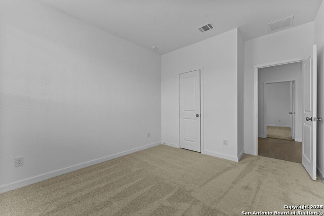 Listing photo id 6 for 736 Horsetail Ln