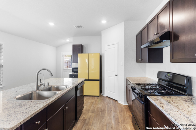 Listing photo id 9 for 6610 Greensleeves