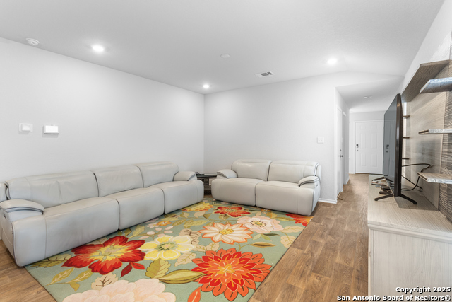 Listing photo id 5 for 6610 Greensleeves