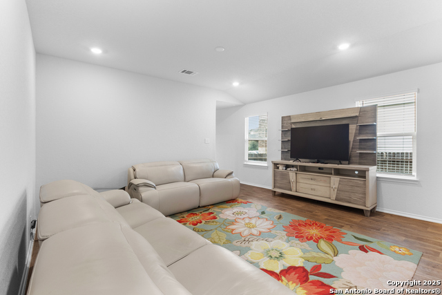 Listing photo id 6 for 6610 Greensleeves