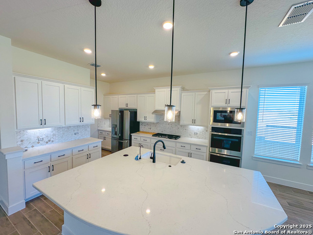 Listing photo id 2 for 3731 Moru Oak Drive